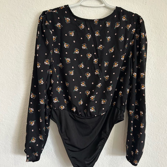 💰PRICE ⬇️
BY DESIGN • Black Floral Bodysuit • sz Large • - Picture 4 of 7